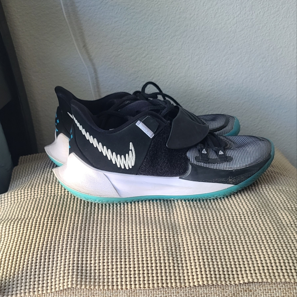Nike Kyrie Low 3 Sneakers